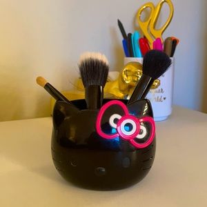 MAC x Hello Kitty Makeup Brush Set